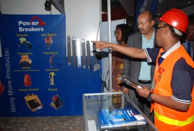 KI staff presenting hydraulic breakers to a visitor